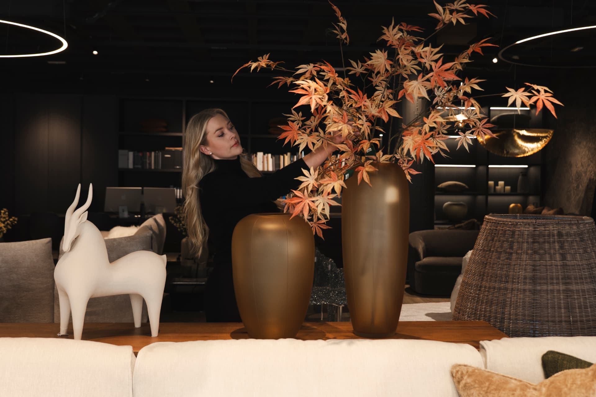 Rebecka Svedberg preparant una composició floral al showroom