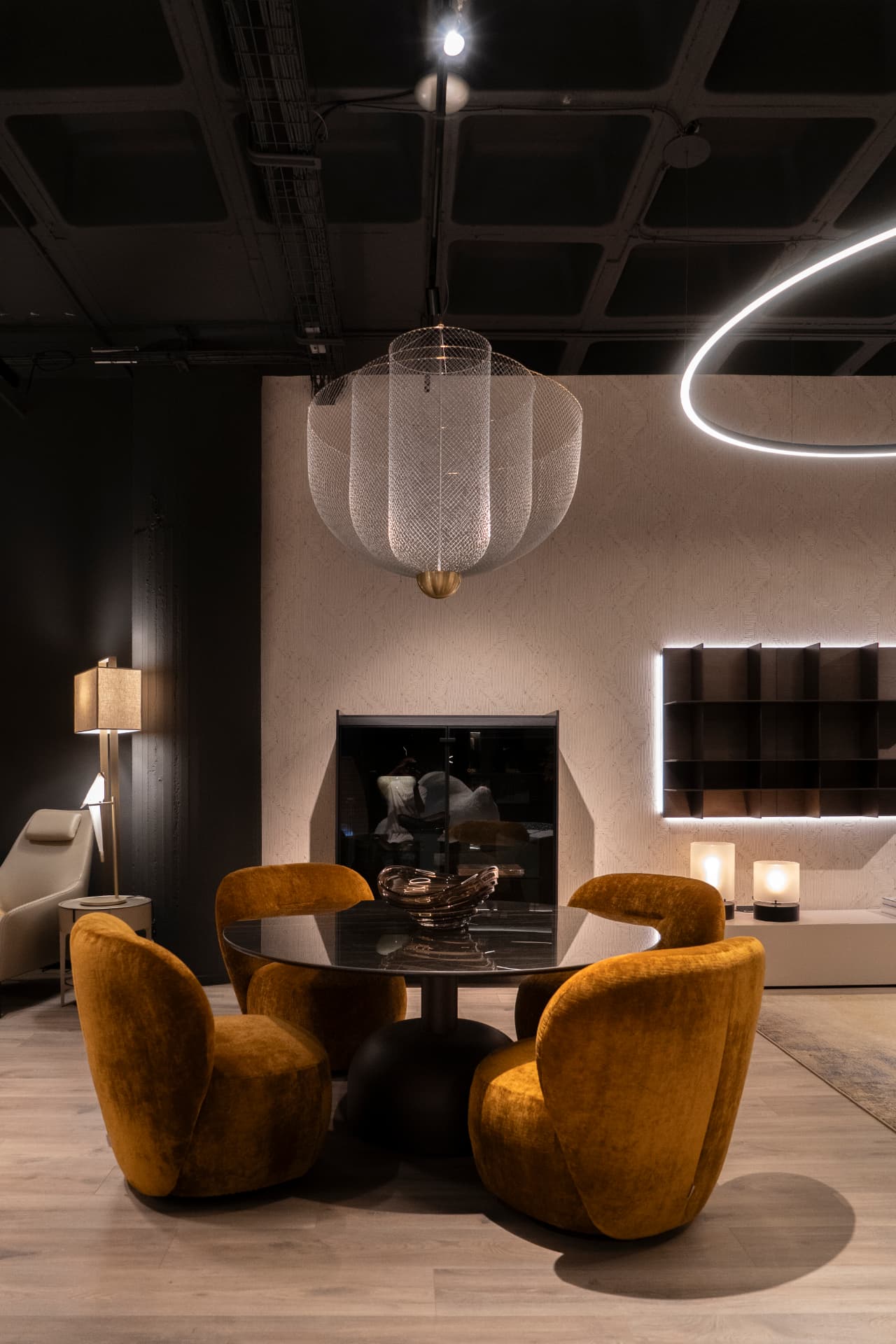Composició de lluminàries i butaques al showroom