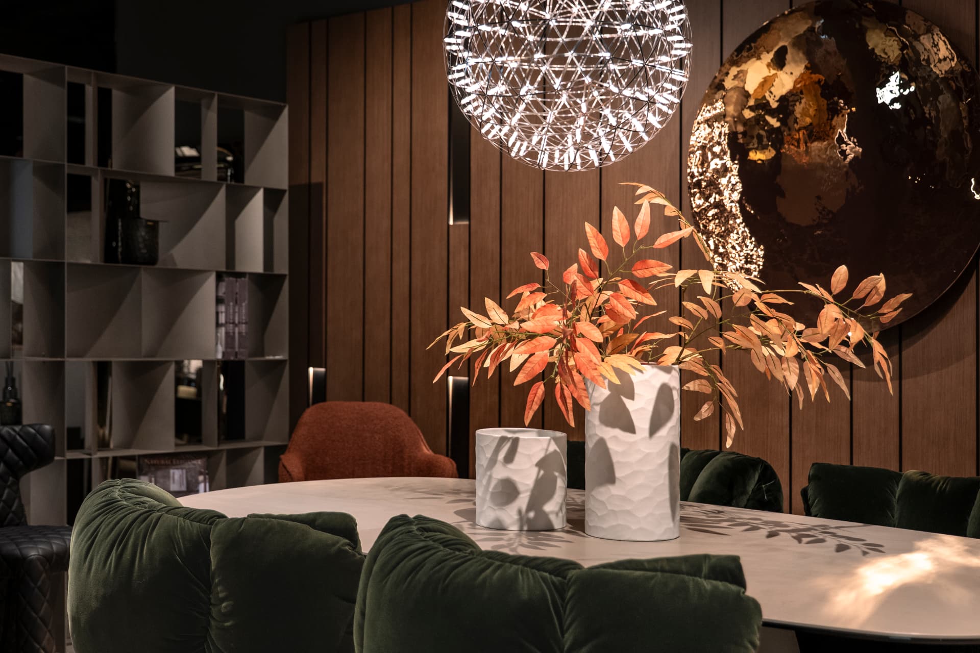 Taula, cadires i il·luminació del showroom