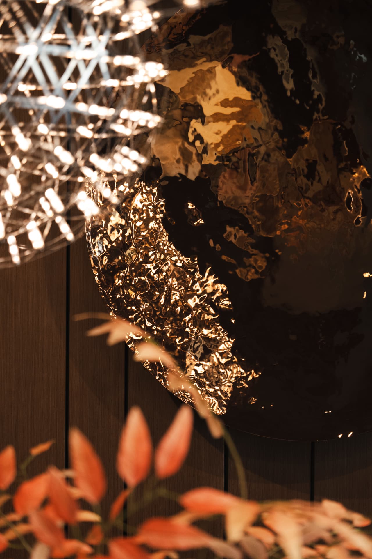 Detall de llum, metall i fulles al showroom